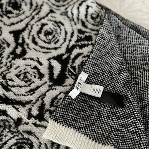 NWOT BLACK/WHITE SCARF